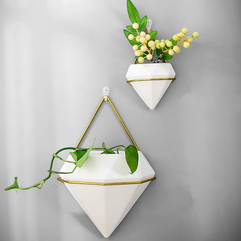 This A Gem Wall Pocket from Earth to Daisy is perfect for the modern plant mom in her indoor jungle! #plantsmakepeoplehappy