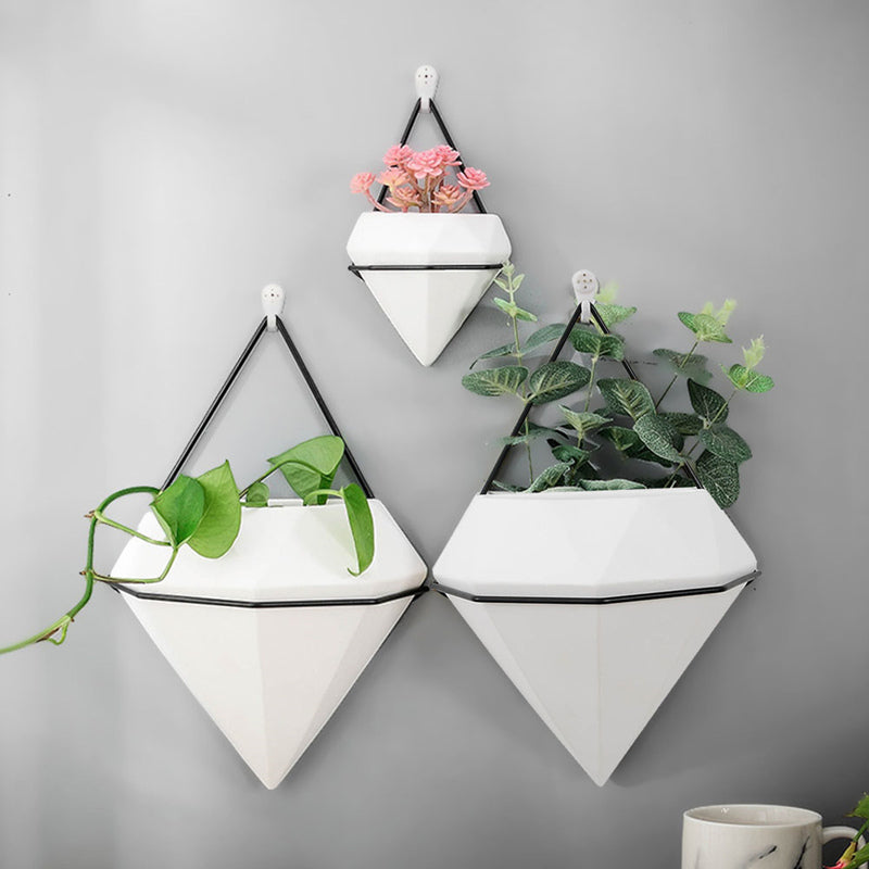 This A Gem Wall Pocket from Earth to Daisy is perfect for the modern plant mom in her indoor jungle! #plantsmakepeoplehappy