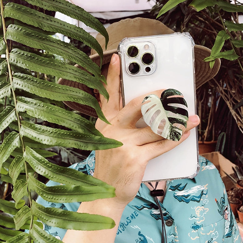 This Foliage Phone Holder | Monstera from Earth to Daisy is perfect for the modern plant mom in her indoor jungle! #plantsmakepeoplehappy