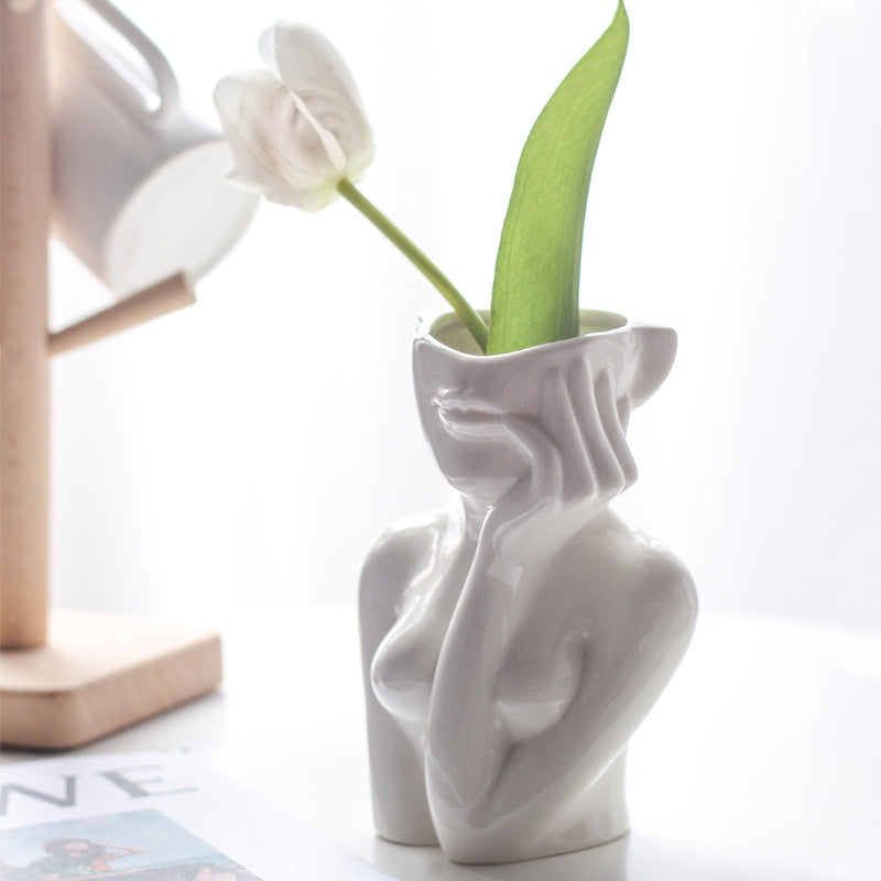 This Thinking Woman Vase from Earth to Daisy is perfect for the modern plant mom in her indoor jungle! #plantsmakepeoplehappy