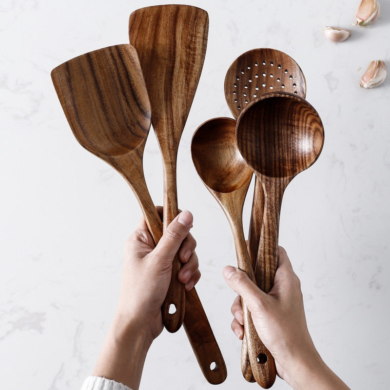 This Laila Teak Cooking Utensils from Earth to Daisy is perfect for the modern plant mom in her indoor jungle! #plantsmakepeoplehappy