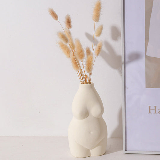 This Femme Flower Vase - Cream from Earth to Daisy is perfect for the modern plant mom in her indoor jungle! #plantsmakepeoplehappy