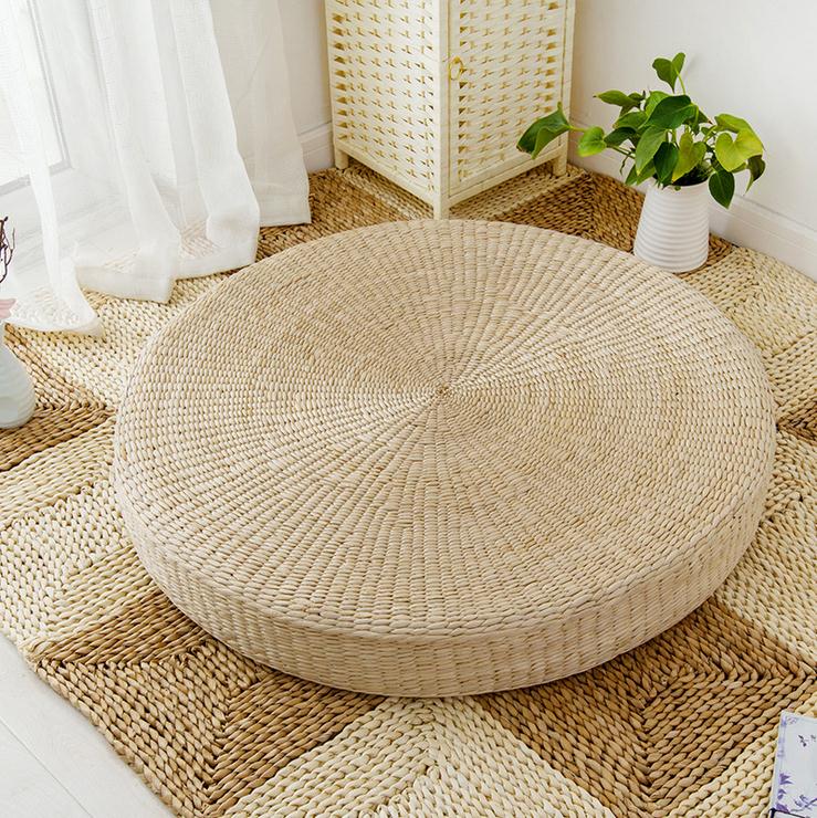 This Round Straw Mat from Earth to Daisy is perfect for the modern plant mom in her indoor jungle! #plantsmakepeoplehappy