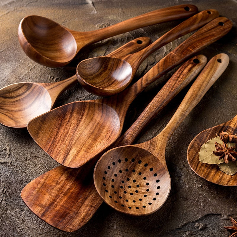 This Laila Teak Cooking Utensils from Earth to Daisy is perfect for the modern plant mom in her indoor jungle! #plantsmakepeoplehappy